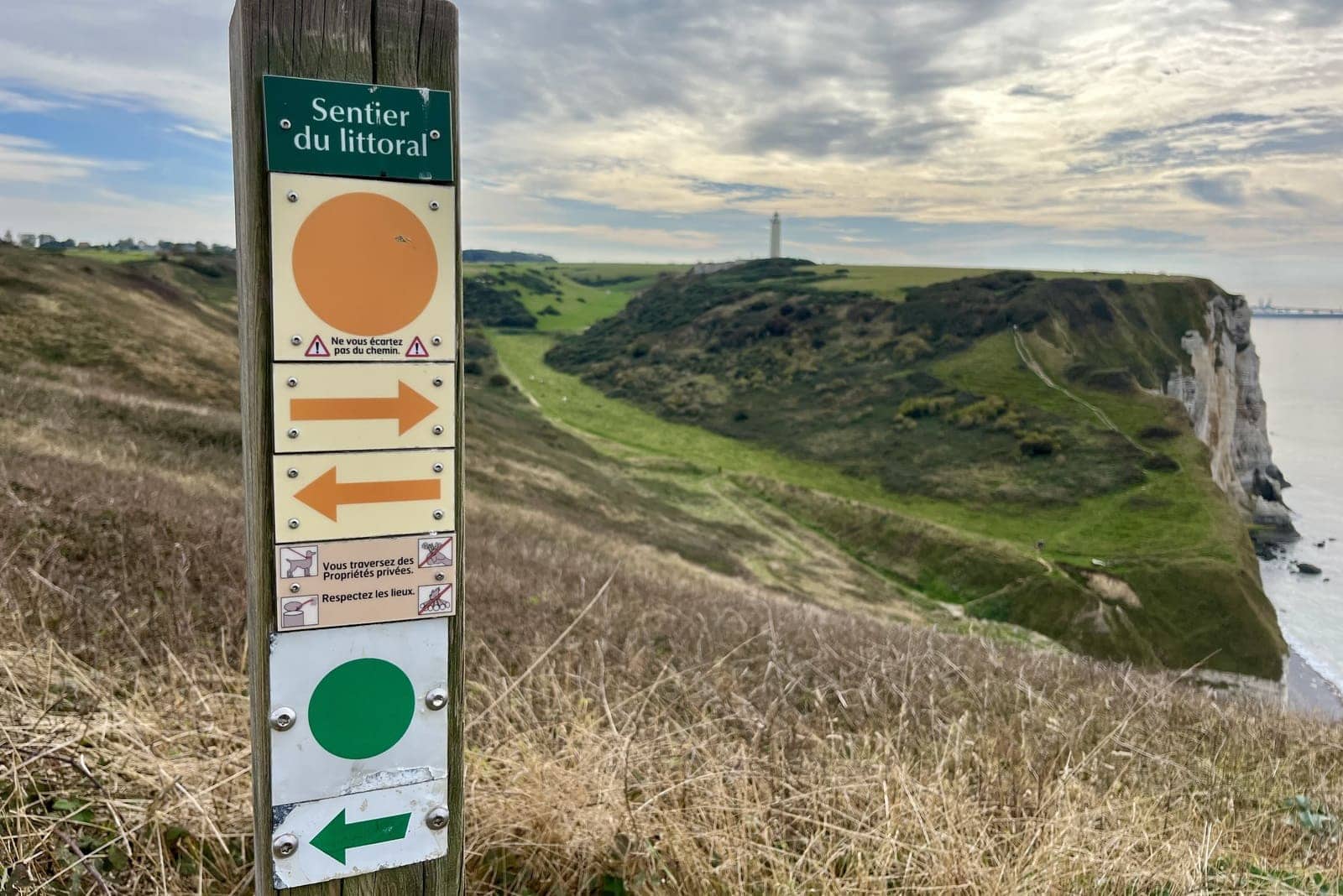 sentier du littoral (qui se confond au GR21) menant au phare d'Antifer à travers la flore sauvage