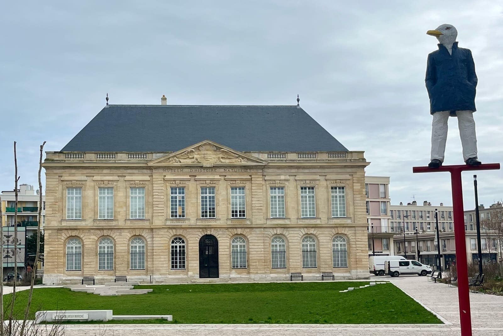 Façade du Muséum d'Histoire Naturelle du Havre et statue monumentale Monsieur Goéland de Stephan Balkenhol